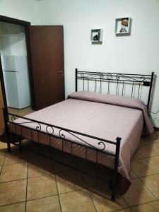 1 dormitorio con 1 cama con marco de metal en Appartamento di Via Marconi, en Spoleto