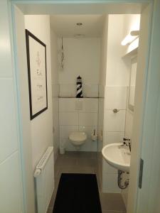 a small bathroom with a toilet and a sink at Ferienwohnungen Recklinghausen-Nord in Recklinghausen