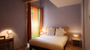 Postel nebo postele na pokoji v ubytování Logis Hôtel Restaurant Le Domaine de l'Eau Vive