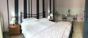 a bedroom with a bed and two lamps and a table at casa Marilena in Tivoli +11 photos