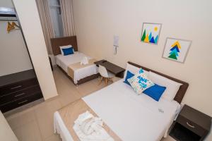Habitación pequeña con cama y TV. en Tropical City en Tarapoto