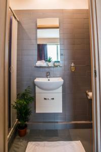 A bathroom at Athens Gem