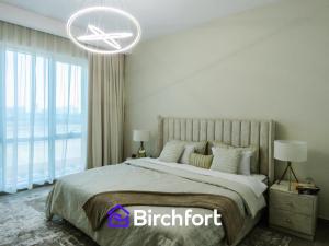 ドバイにあるBirchfort - Newly Renovated Huge 2 bedroom apartmentのベッドルーム1室(ベッド1台、大きな窓付)