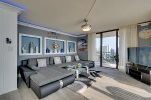 巴拿马城海滩Luxury Panama City Beach Condo with Boat Slip!的带沙发和电视的客厅