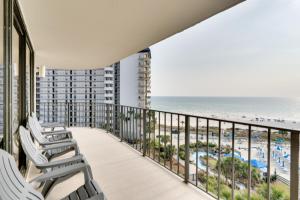 d'un balcon avec des chaises et une vue sur la plage. dans l'établissement Luxury Panama City Beach Condo with Boat Slip!, à Panama City Beach