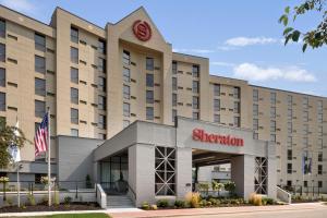 uma representação do hotel sheraton omaha em Sheraton Madison Hotel em Madison
