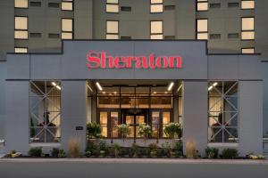 una tienda frente a un edificio Sheriton en Sheraton Madison Hotel, en Madison
