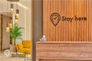 un negozio con un cartello che dice di restare qui di Stayhere Rabat - Hay Riad - Sophisticated Residence a Rabat