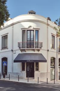 een gebouw met een balkon erboven bij Sublime Lisboa in Lissabon