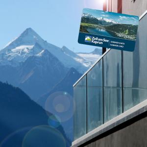 uma janela com vista para uma montanha em Aparthotel Zell am See (Contactless Check-In) em Zell am See