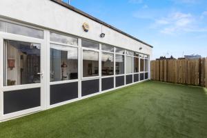 un patio al aire libre con césped verde en Central Located Apartment in City of London - Farringdon Station en Londres