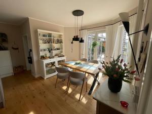a kitchen and dining room with a table and chairs at Ferienzimmer Claudia in Surwold