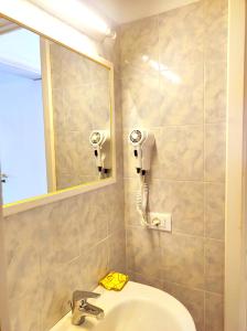 een badkamer met een wastafel en een spiegel bij Villetta Hydro 3 in Bagnolo del Salento