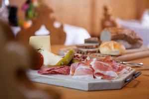 um prato de alimentos com carne e legumes sobre uma mesa em Anna-Luise em Sankt Anton am Arlberg
