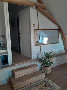 Cette chambre dispose d'un escalier, d'un miroir et d'une plante. dans l'établissement Le Repaire de Bacchus, à Saint-Nicolas-de-Bourgueil