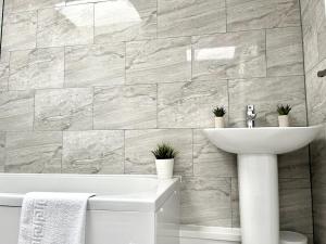 a bathroom with a sink and a toilet and a tub at Lavender house, beautiful central townhouse in Leamington Spa