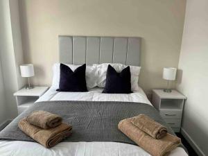 - une chambre avec un grand lit et 2 tables de chevet dans l'établissement Lavender house, beautiful central townhouse, à Leamington Spa