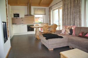 ein Wohnzimmer mit einem Sofa und einem Tisch in der Unterkunft Haus Gartlblick in Großkirchheim