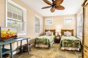 - une chambre avec 2 lits et un ventilateur de plafond dans l'établissement Golf Green, à Kailua-Kona