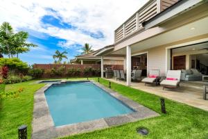 - une piscine dans l'arrière-cour d'une maison dans l'établissement Golf Green, à Kailua-Kona