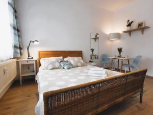 1 dormitorio con 1 cama, mesa y sillas en Apt 100 Prague, en Praga