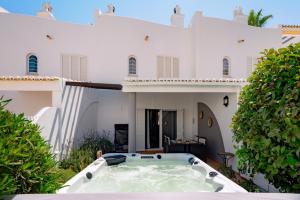 una vasca idromassaggio all'aperto nel cortile di una casa di Casa Maya - Vale do Garrão a Quinta do Lago
