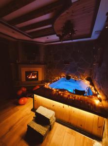 a hot tub in a room with a fireplace at MİNTONA VİLLA SUİT in Çamlıhemşin