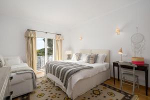 Postel nebo postele na pokoji v ubytování Villa Anna - Vale de Lobo + 37 fotografií