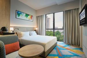 pokój hotelowy z łóżkiem i oknem w obiekcie Holiday Inn Express & Suites Singapore Novena, an IHG Hotel w Singapurze