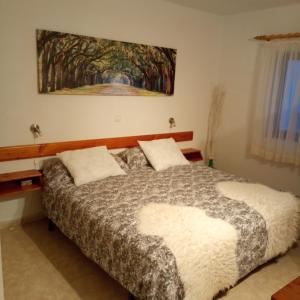 - une chambre avec un lit et une peinture murale dans l'établissement Aguas Verdes, à Betancuria