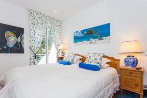 1 dormitorio con cama y ventana en Apartment Atlantic - Vale de Lobo, en Almancil