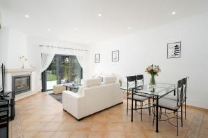 Una sala de estar con un sofá blanco y una mesa. en Townhouse Iris - Vale de Lobo, en Almancil