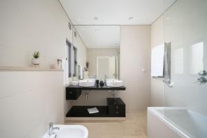 Un baño blanco con dos lavabos y un espejo. en Townhouse Iris - Vale de Lobo, en Almancil 23 fotos más