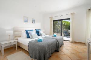 Un dormitorio blanco con una cama y una ventana. en Townhouse Iris - Vale de Lobo, en Almancil