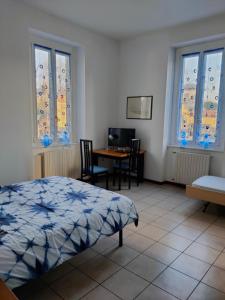 - une chambre avec un lit, une table et des fenêtres dans l'établissement B&B Villa Hope, à Malnate