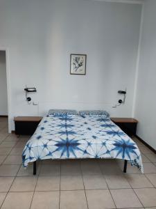 una camera con letto e piumone blu di B&B Villa Hope a Malnate