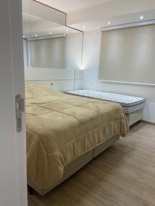 1 Schlafzimmer mit 2 Betten in einem Zimmer in der Unterkunft Apartamento Centro Vitta Boulevard in Gramado