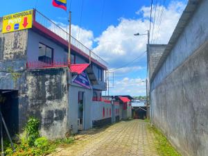 an alleyway with a building with a sign on it at Casa hospedaje Puyo in Puyo