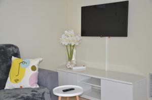 TV a/nebo společenská místnost v ubytování Apartamento playa Costa Barcelona