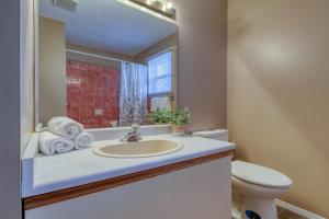 ein Badezimmer mit Waschbecken, Toilette und Spiegel in der Unterkunft Fairmont Hot Springs, 3 Bedroom Vacation Home in Fairmont Hot Springs