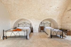 A bed or beds in a room at Antica Masseria San Benedetto Még 18 kép