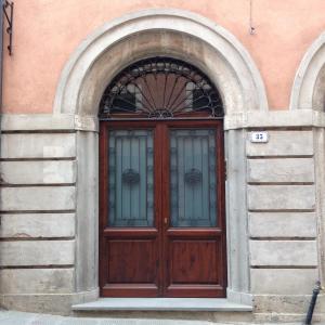 drewniane drzwi z oknem w budynku w obiekcie Casina Mazzuoli w mieście Città della Pieve