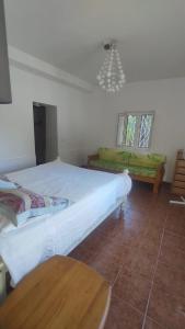 una habitación con 2 camas y una mesa en una habitación en Estombar Novo, en Estômbar 23 fotos más