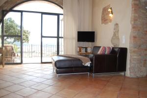Televízia a/alebo spoločenská miestnosť v ubytovaní Arianella Holiday Home Penedes