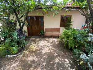 巴雷里尼亚斯Lazer Hostel的一间门前有长凳的房子