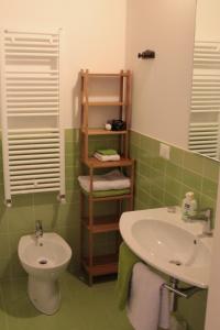 y baño con lavabo, aseo y espejo. en B&B Domus iulii, en Cividale del Friuli