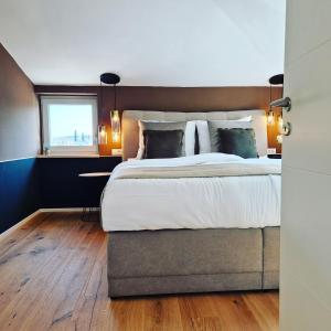 una camera con un grande letto e una finestra di Olivea Luxury Suites a Fažana