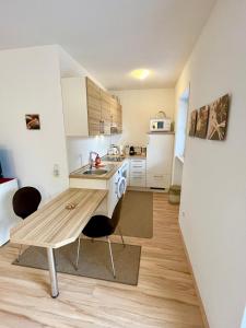una piccola cucina con tavolo in legno in una stanza di Ferienwohnung David im Haus Waldblick - Bad Bergzabern a Bad Bergzabern