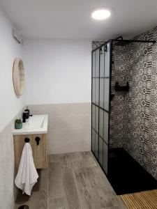 een badkamer met een douche en een wastafel bij El Escondite de Gredos in Lanzahita