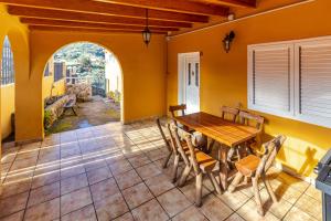 a dining room with a table and chairs at Flatguest Villa Mayca in Santa Brígida